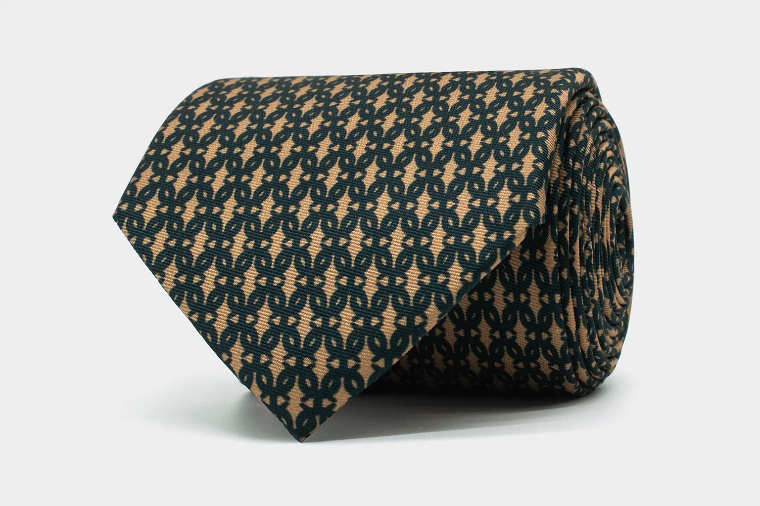 Signature Selection Krawatte Emerald Gold – festliche Tiefe mit smaragdgrünem Muster. Aufgerollte Krawatte aus der Signature Selection in Emerald Gold mit dunkelgrün-goldenem Ornamentmuster auf heller Grundwebung.