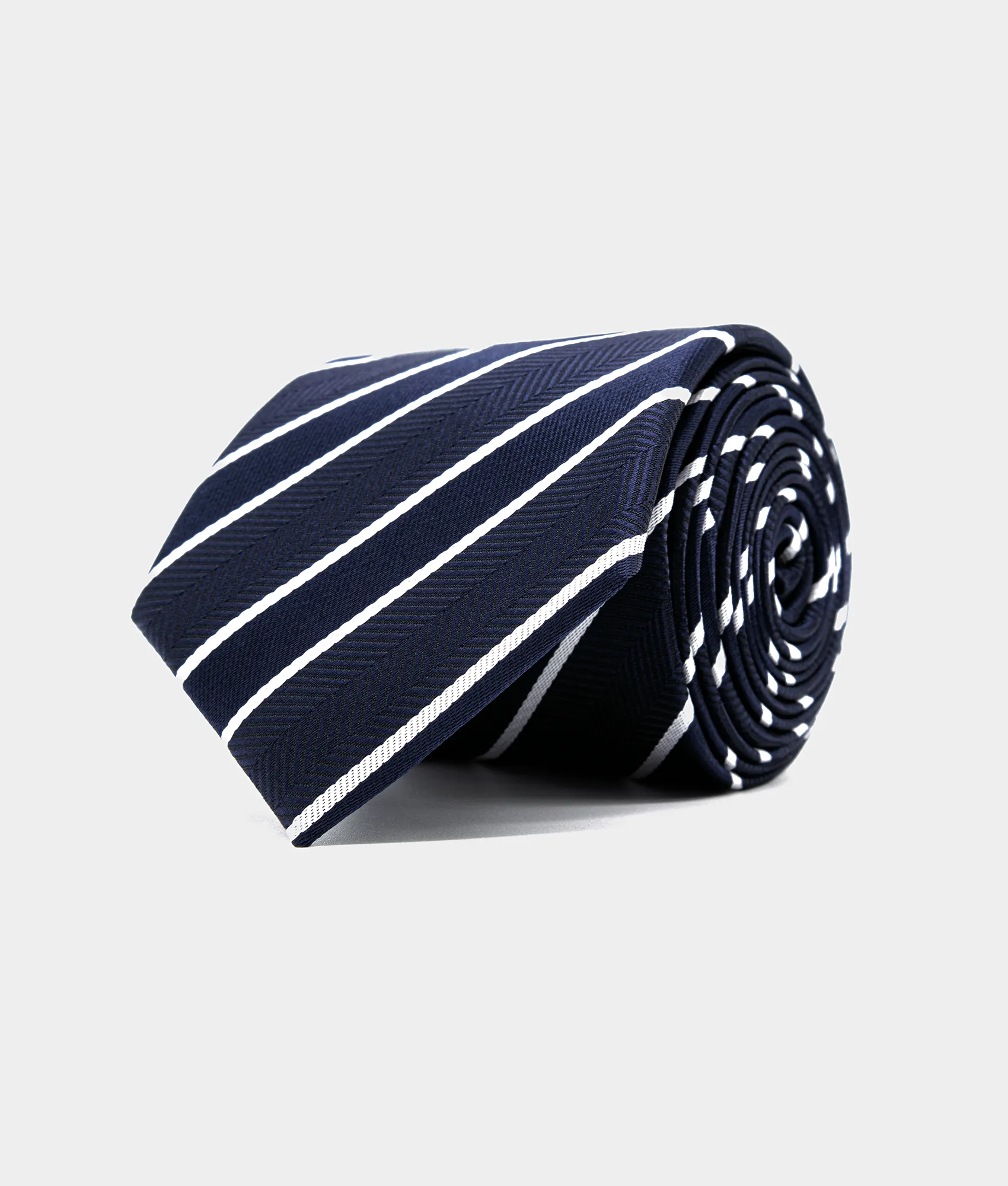 Zeek & Fletcher moderne Krawatte Oxfords Classic in Marineblau mit dezentem Muster und weißen Streifen Oxford Classics Seidenlook-Krawatte in Marineblau gestreift – klassische Business-Krawatte