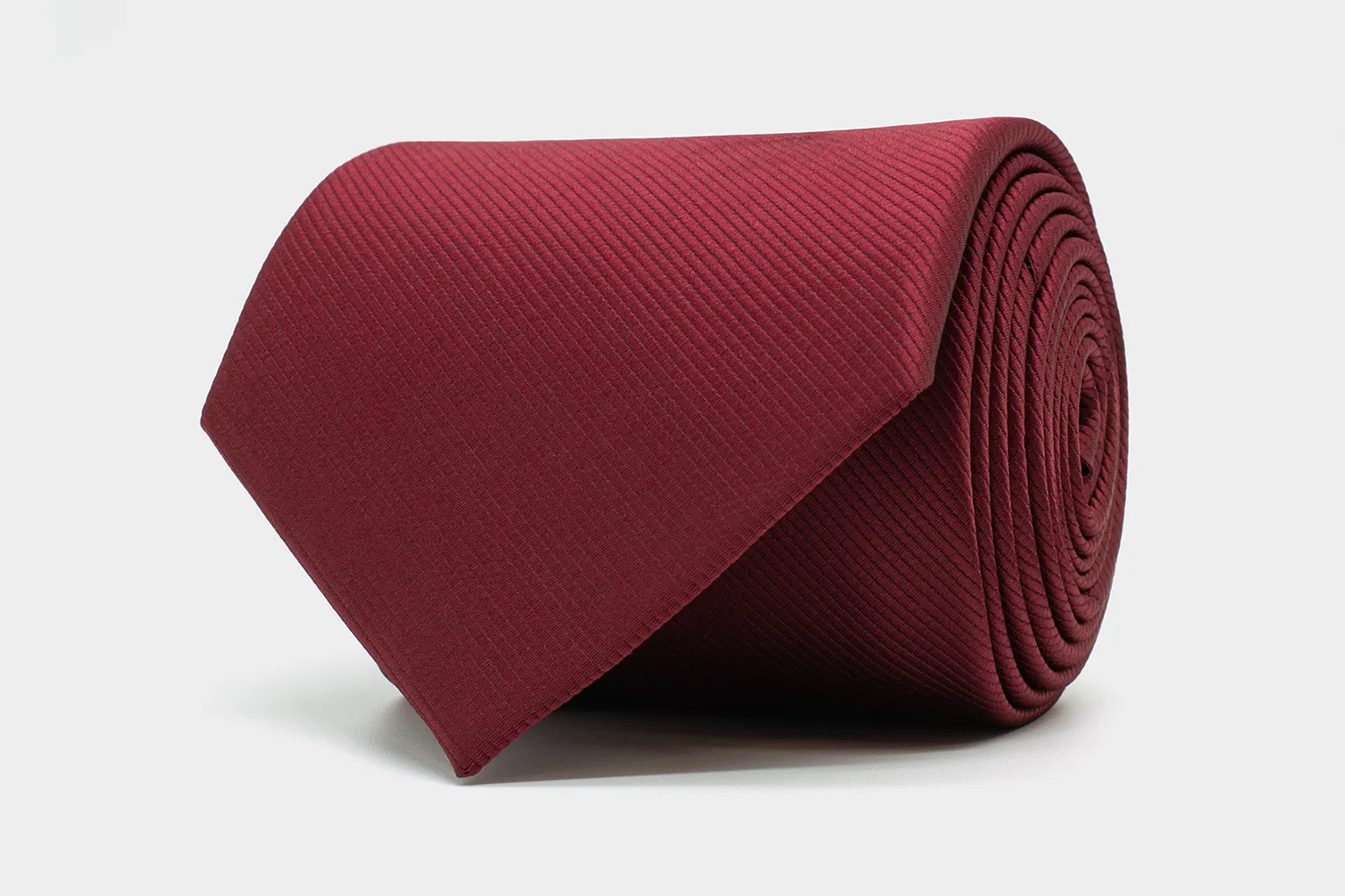 Noble Lines Krawatte, 100 % Seide, 8,5 cm – feine Linien für strukturierte Eleganz im Büro.