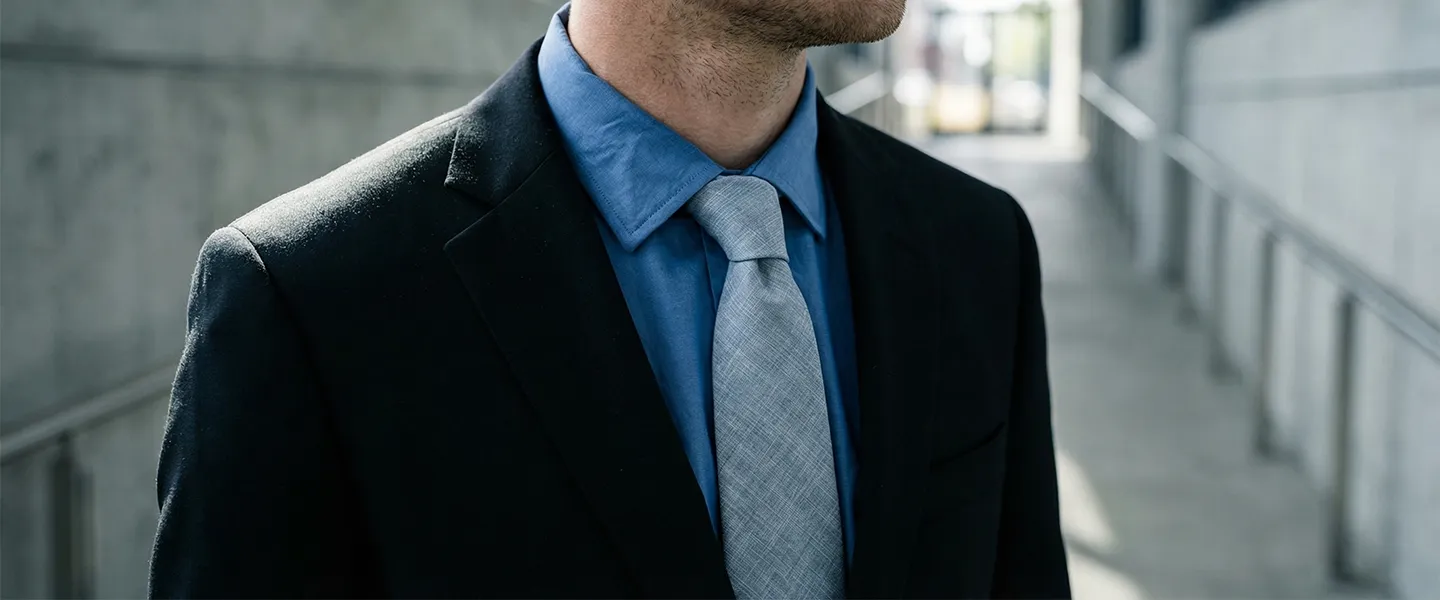 Schwarzer Anzug, blaues Hemd: Welche Krawatte?